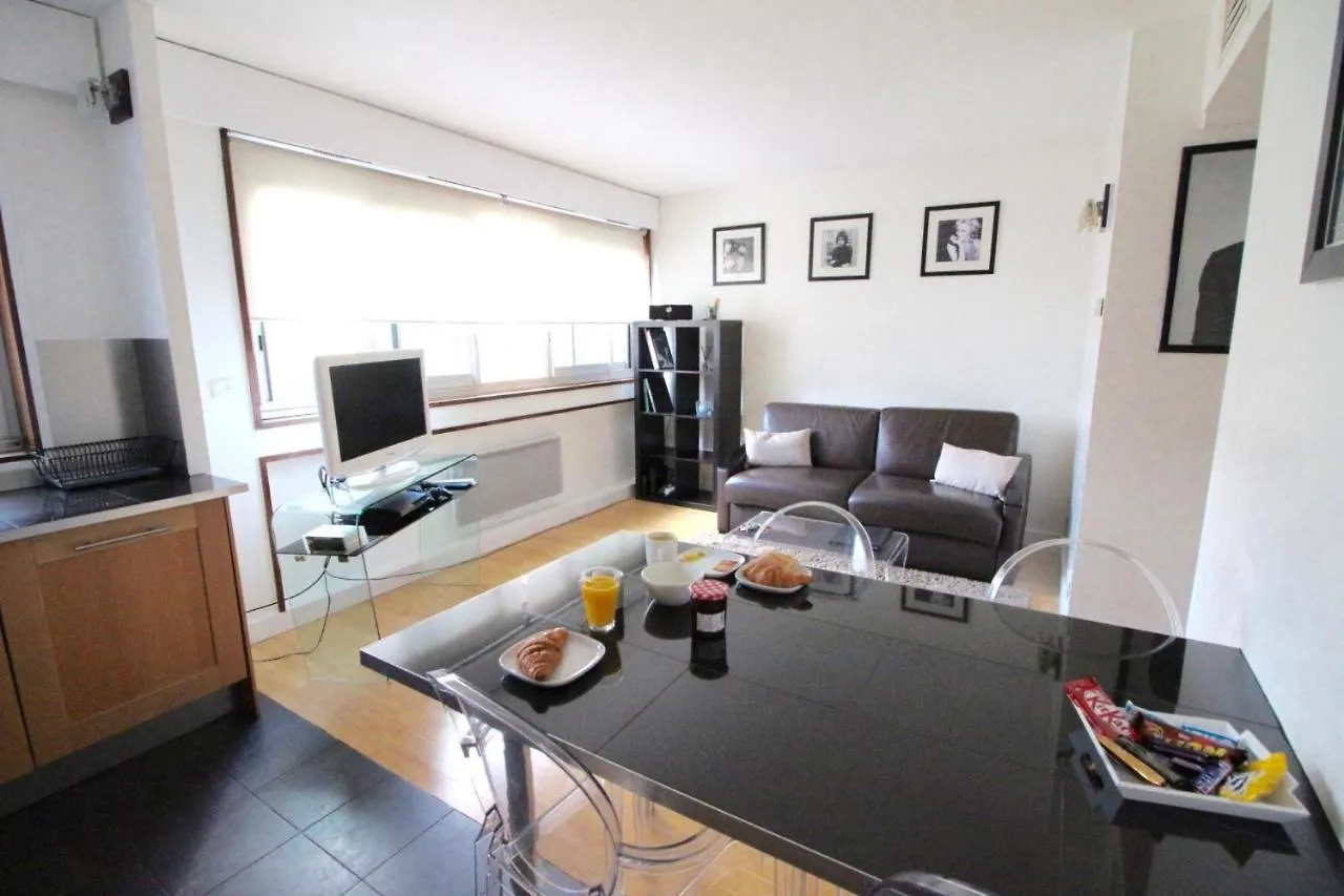 Short Apartament *