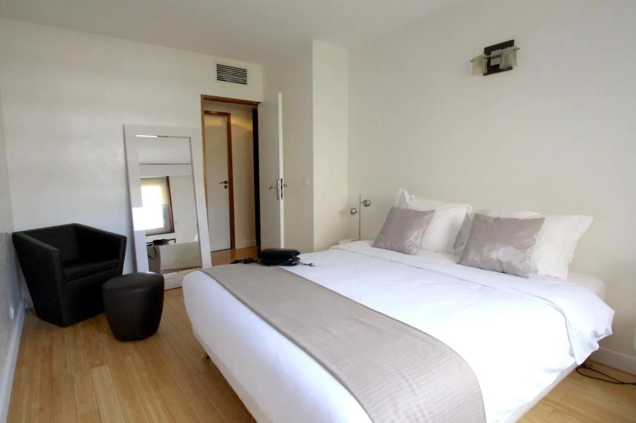Short Apartament *