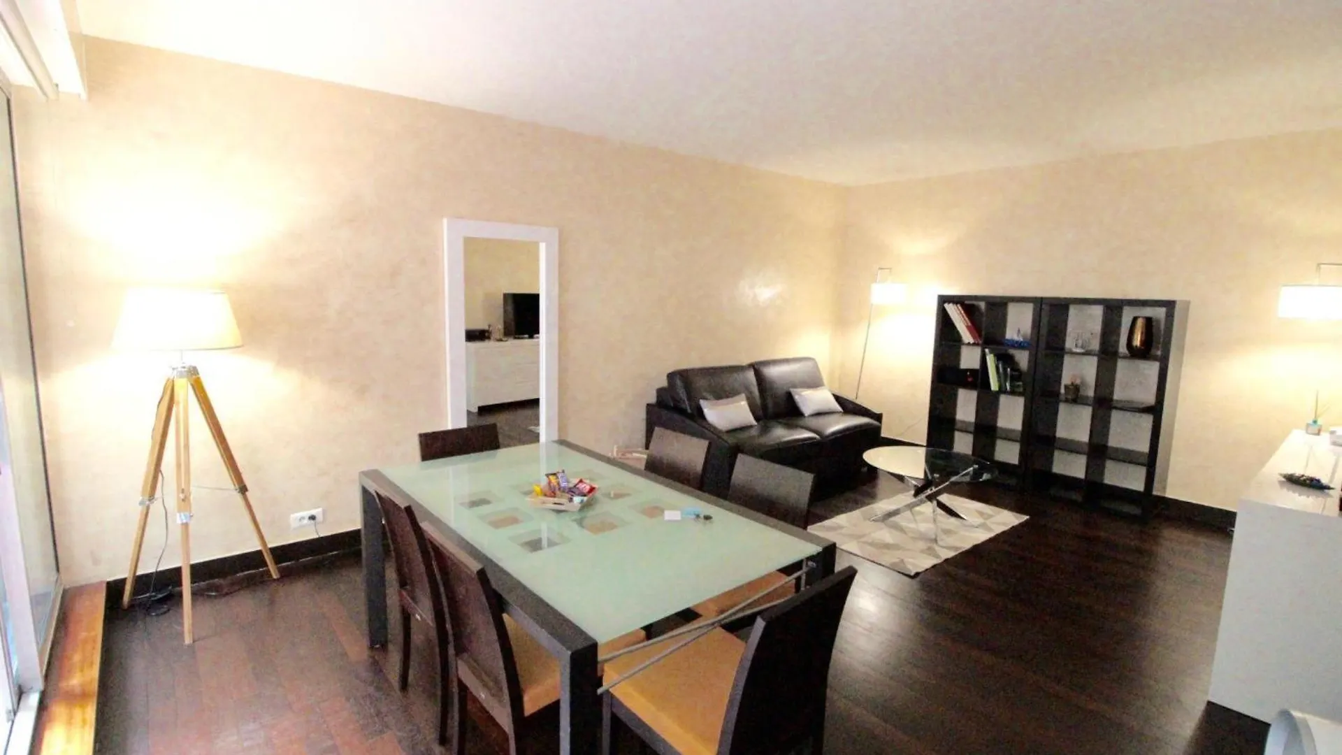 Short Apartment *